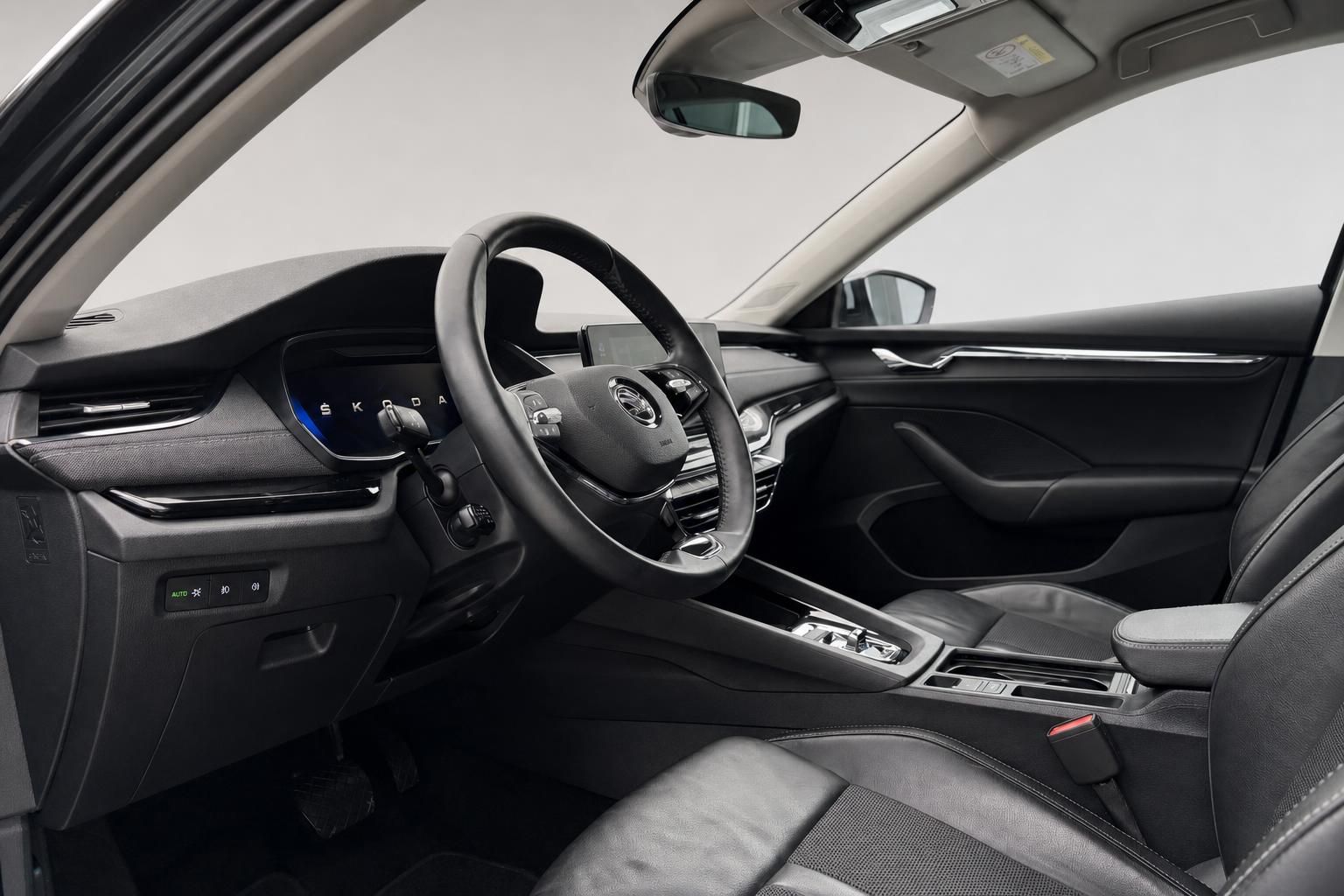 Skoda Octavia Innenraum, Cockpit mit Lederlenkrad und Armaturen