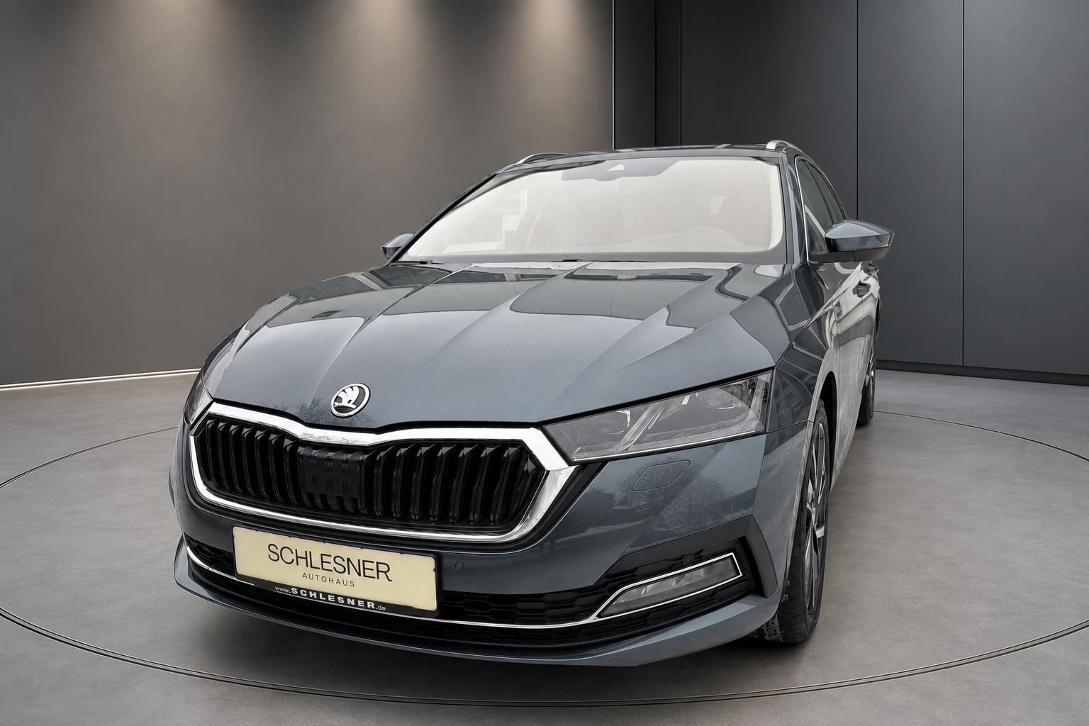 Skoda Octavia Combi Grau, Frontansicht schraeg bei Schlesner