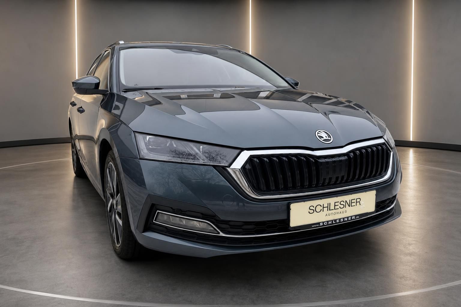 Skoda Octavia in Grau, Frontansicht schraeg im Showroom
