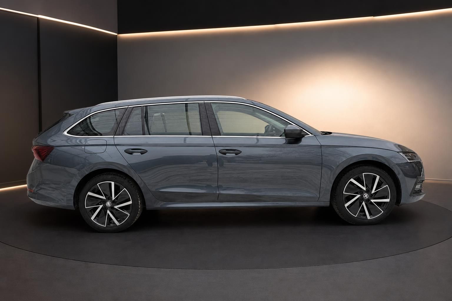 Skoda Octavia Combi in Grau, Seitenansicht im Studio