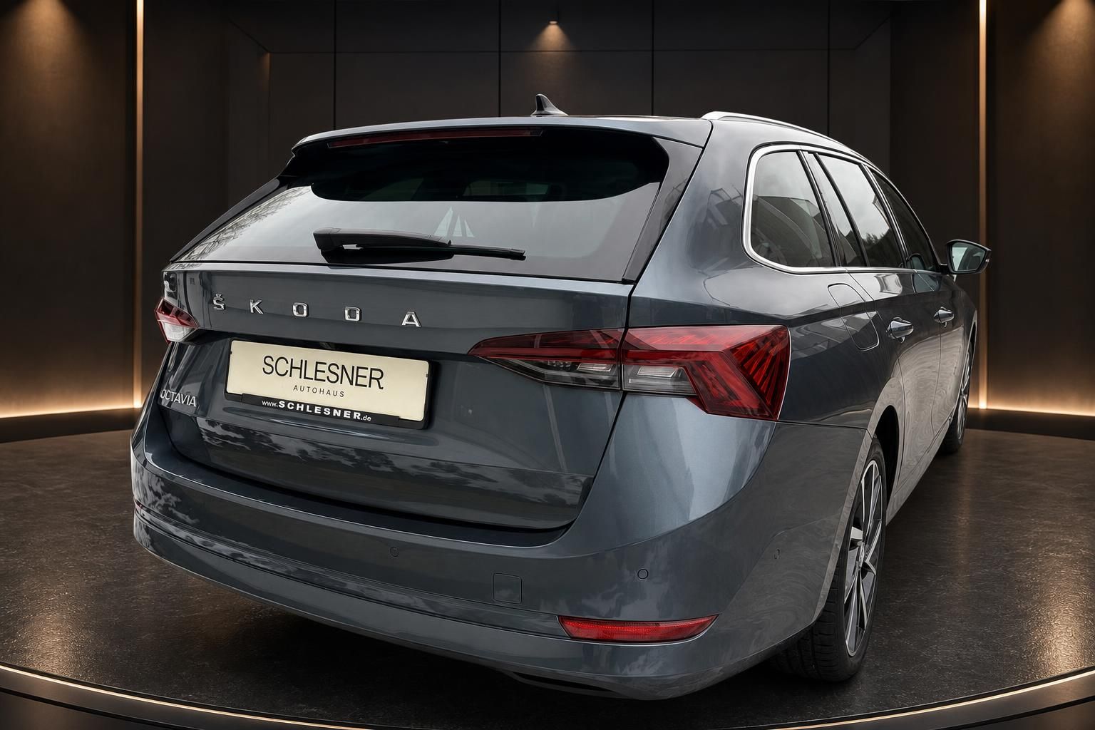 Skoda Octavia Combi Heck seitlich grau Autohaus Schlesner