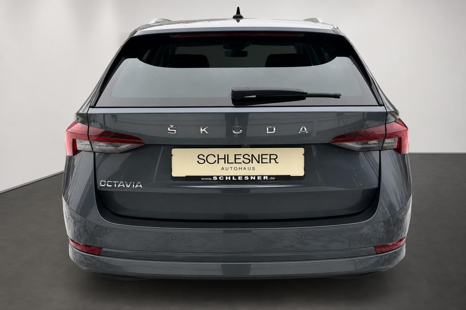 Skoda Octavia Combi Heckansicht grau Studio
