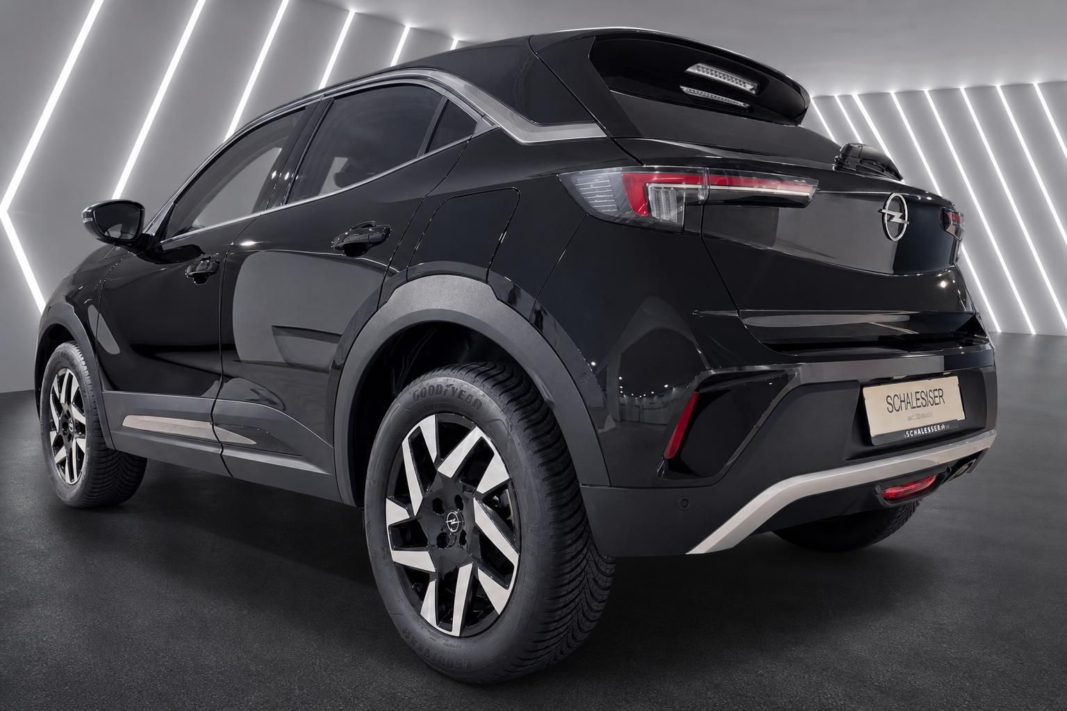 Opel Mokka schwarz Heck seitlich mit Leuchtenband