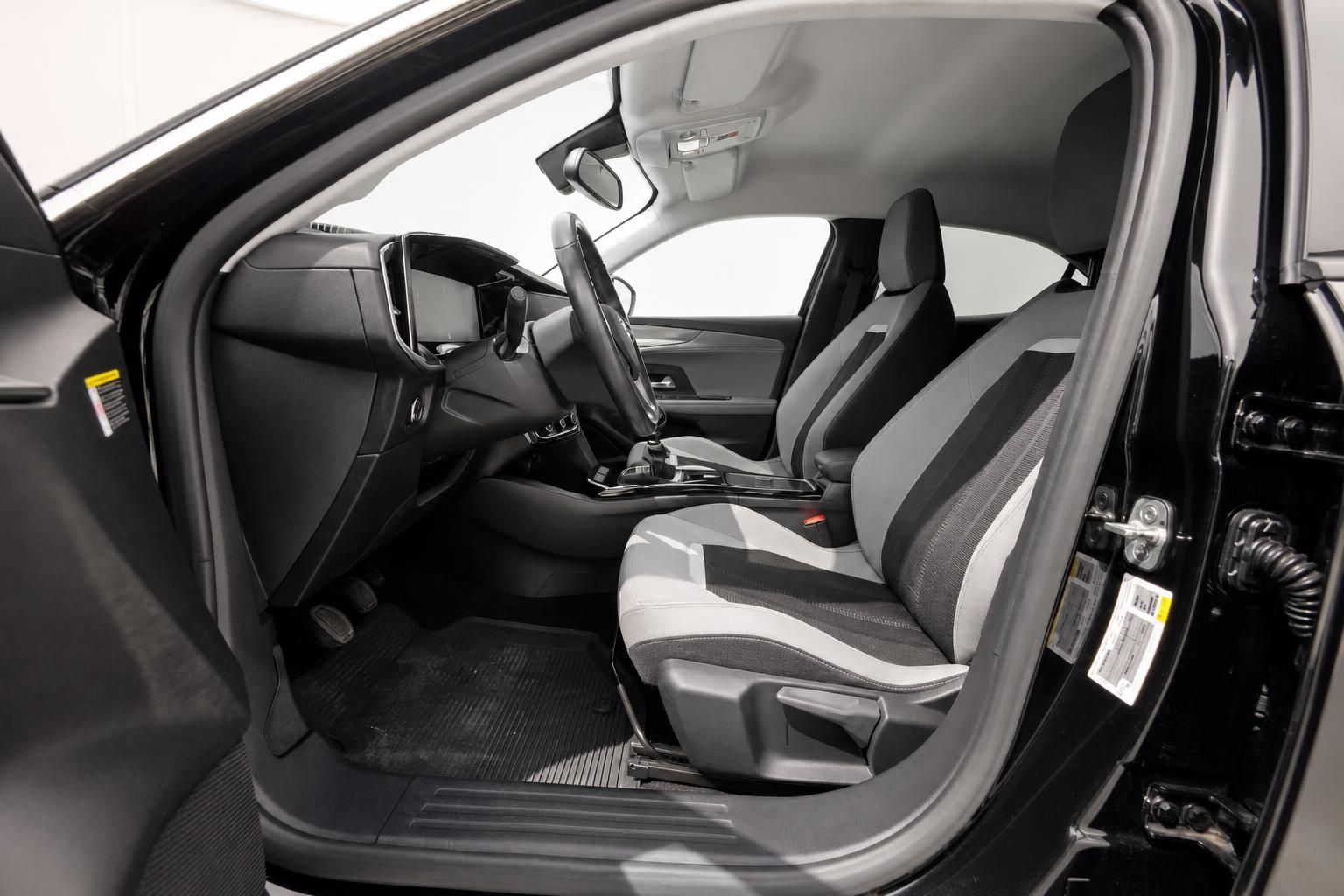Opel Innenraum Vordersitze und Cockpit durch geoeffnete Fahrertuer