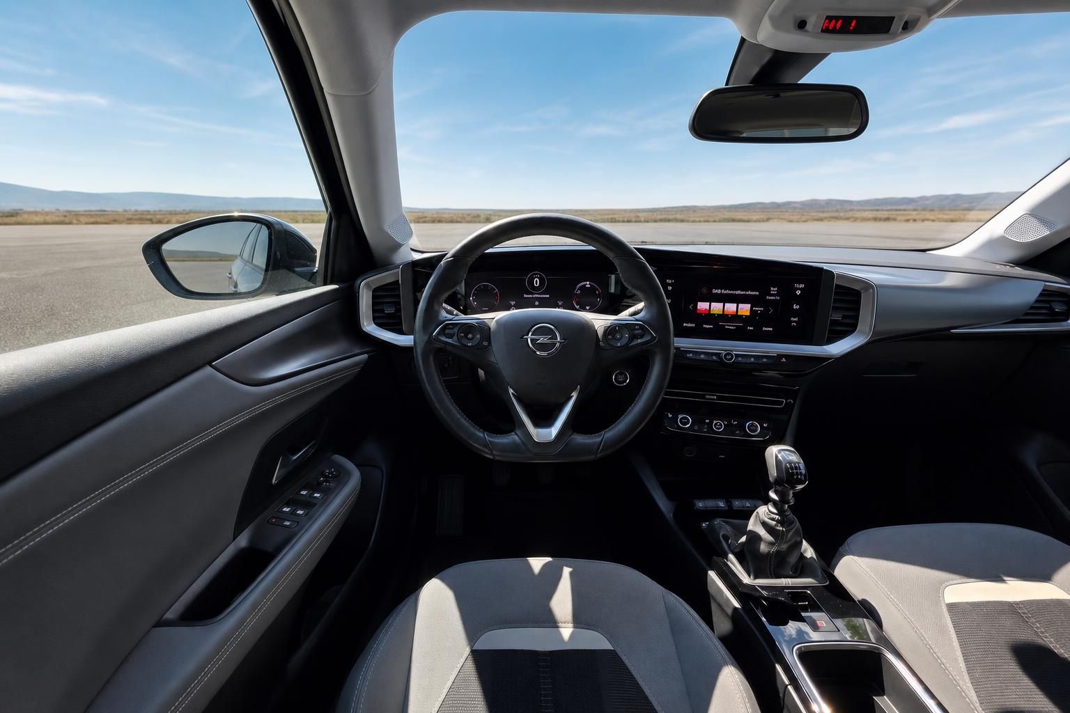 Opel Cockpit mit Lenkrad und Digitaltacho Innenansicht Fahrersicht