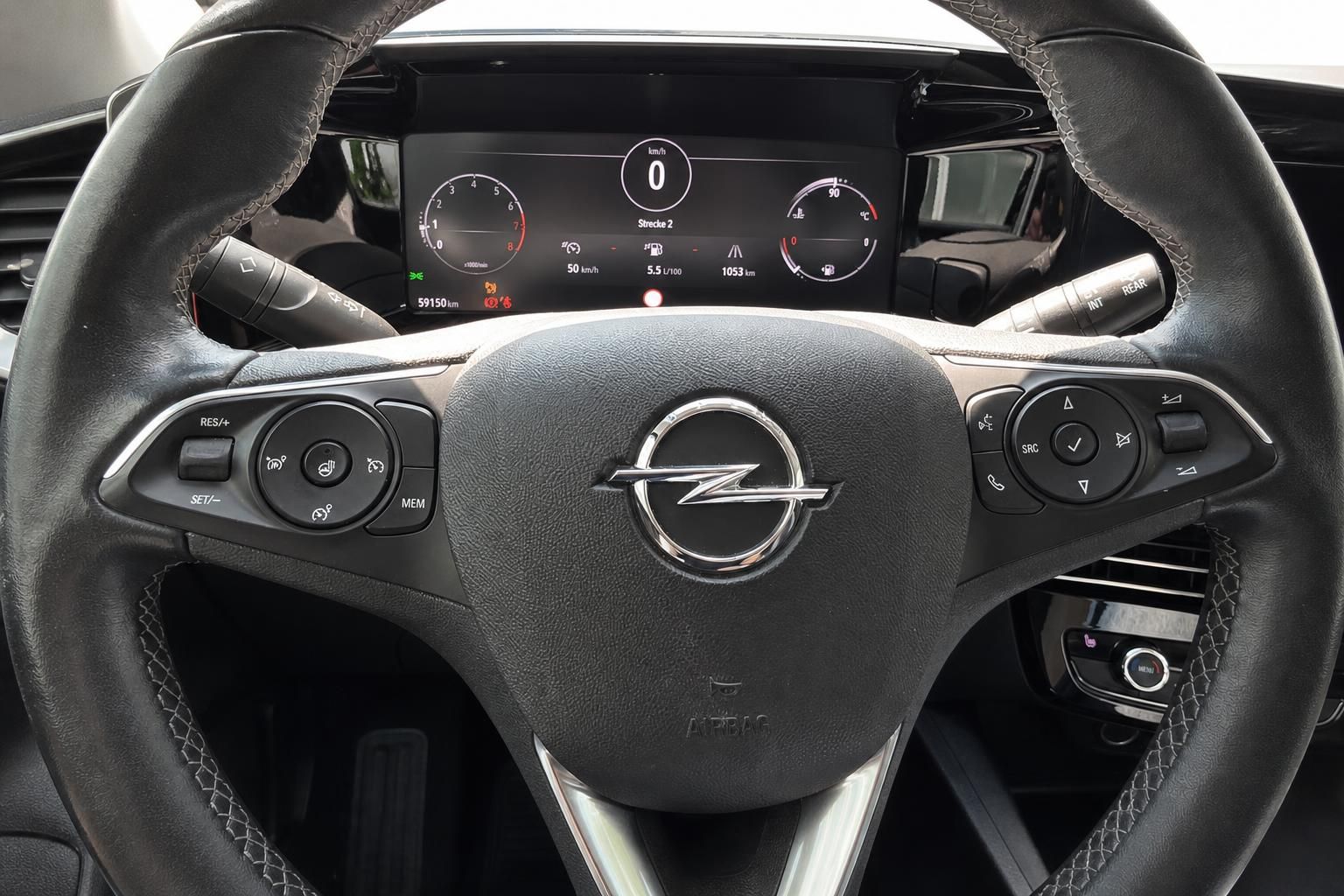 Opel Lenkrad Nahaufnahme mit digitalem Tacho und Bedienelementen