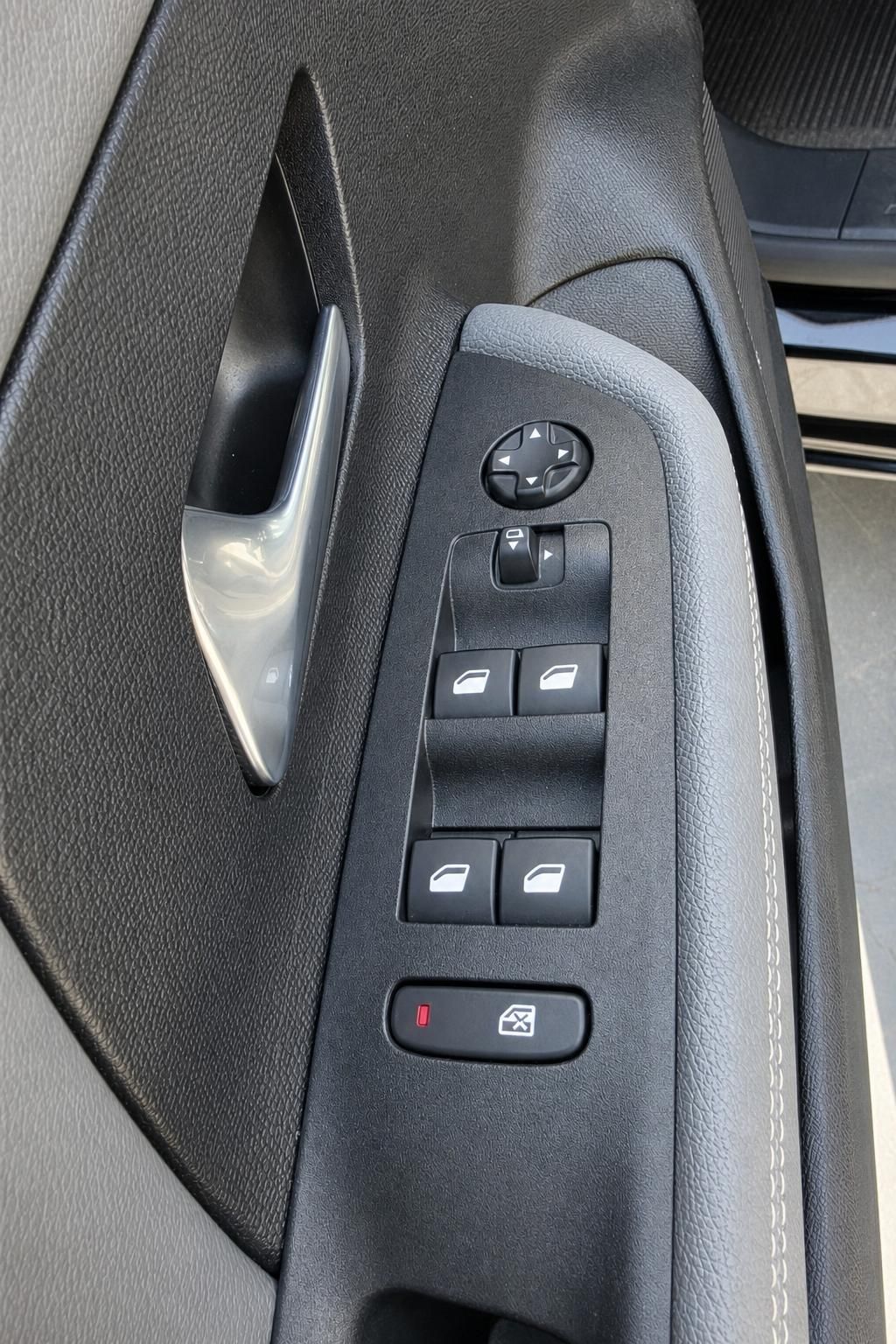 Opel Tuerverkleidung mit Fensterheber und Spiegelverstellung Detail