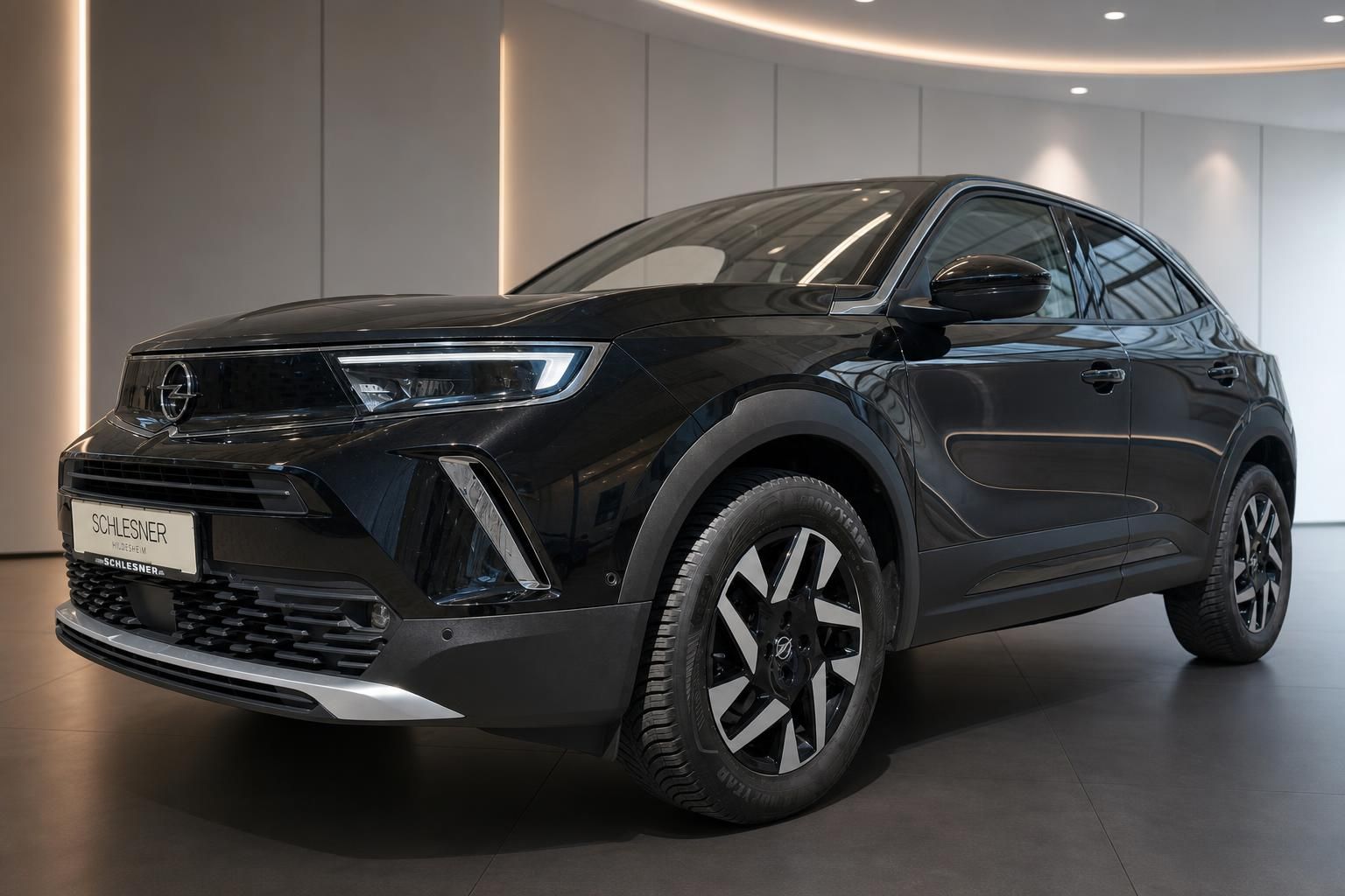 Schwarzer Opel Mokka SUV, Frontansicht im Autohaus Schlesner