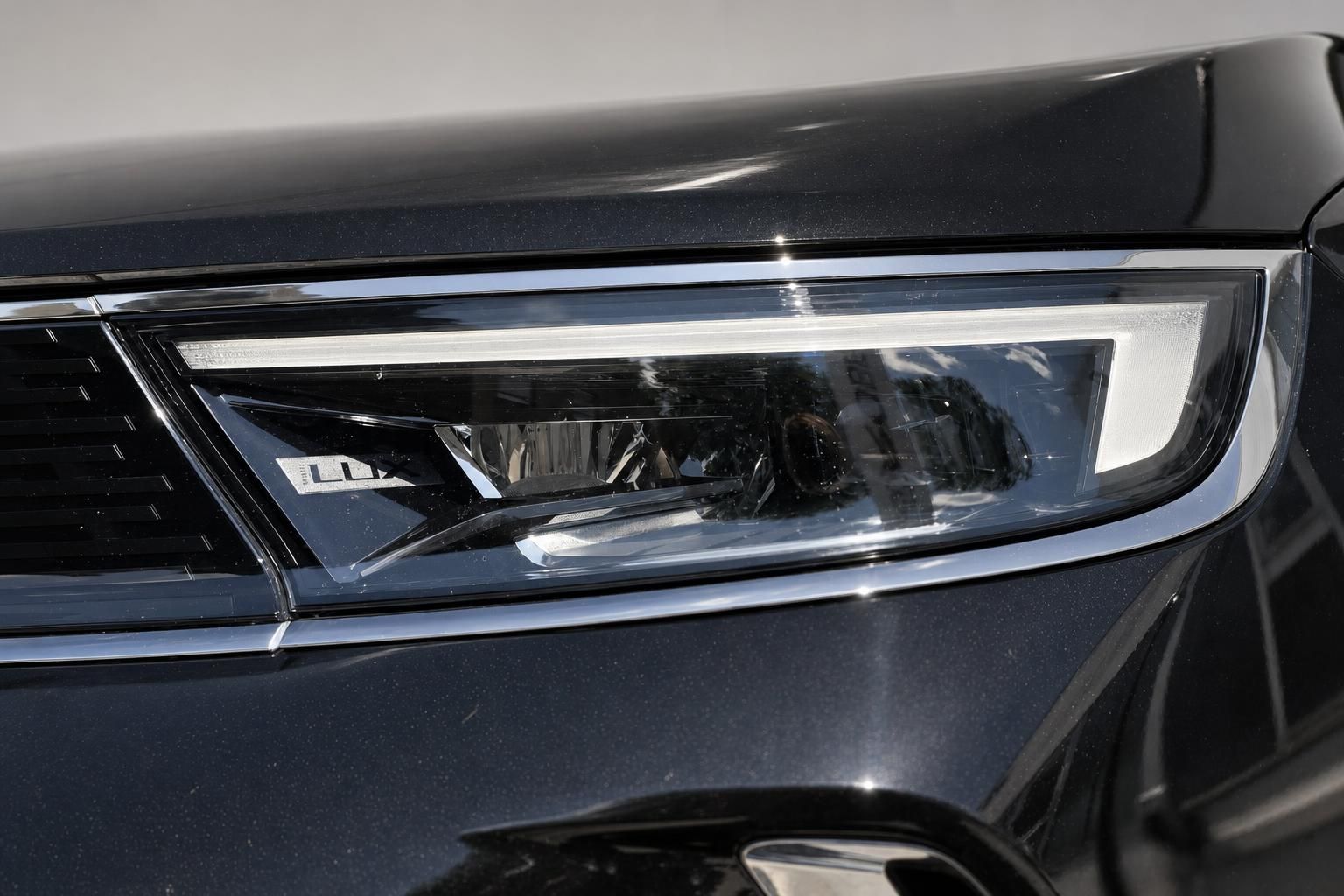 Nahaufnahme LED-Scheinwerfer eines schwarzen Opel SUV
