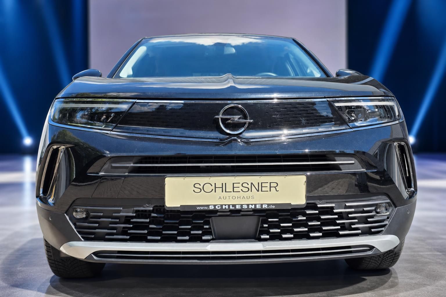 Opel SUV in Schwarz, Frontansicht mit Kennzeichenhalter Schlesner