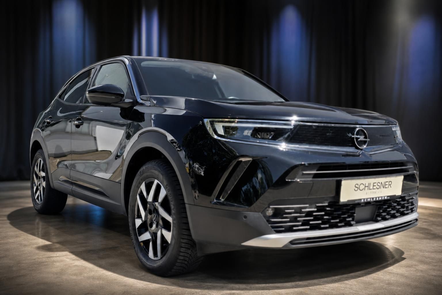 Opel Mokka schwarz, Frontansicht schraeg im Showroom