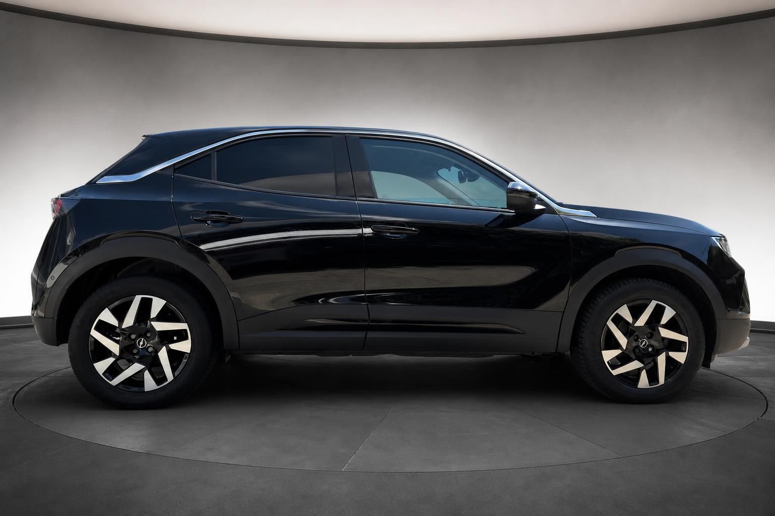 Opel Mokka schwarz Seitenansicht mit Zweifarb-Felgen