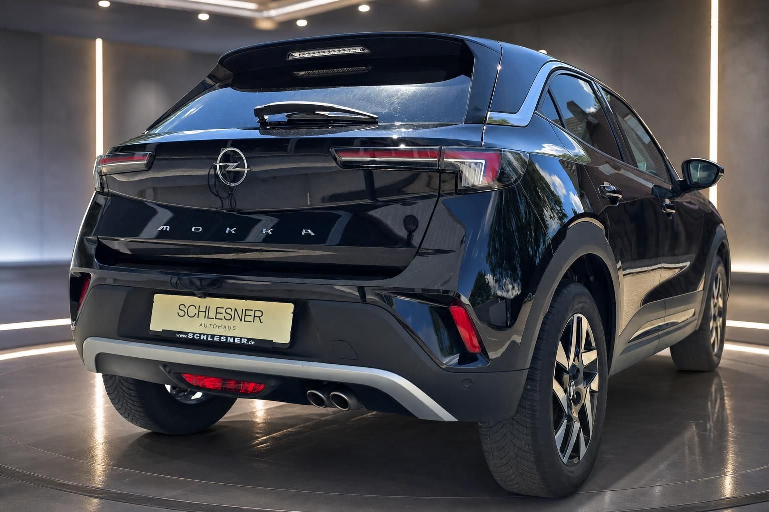 Opel Mokka schwarz Heckansicht in Studio-Umgebung