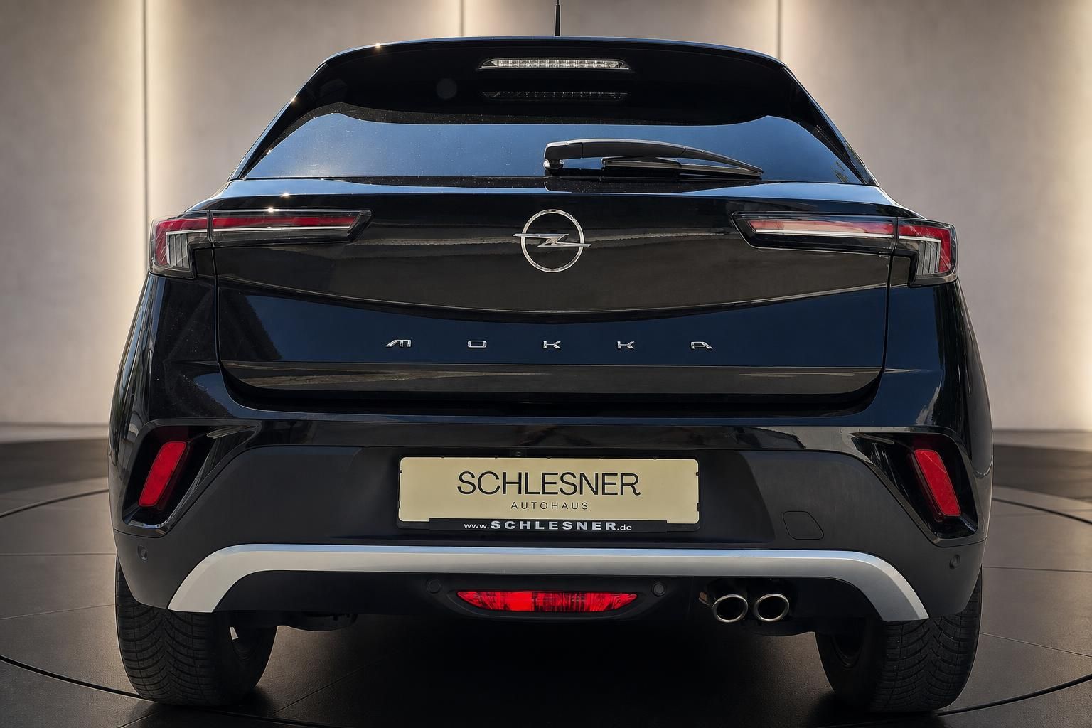 Opel Mokka schwarz Heckansicht mit Kennzeichenhalter