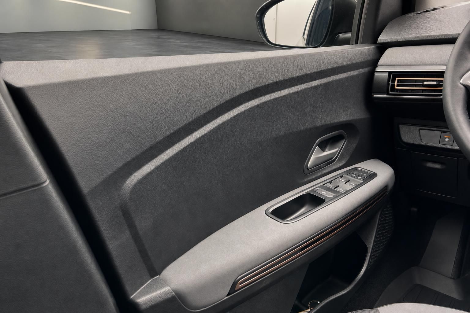Auto Innenraum Fahrertür mit Fensterheberschaltern und Türgriff