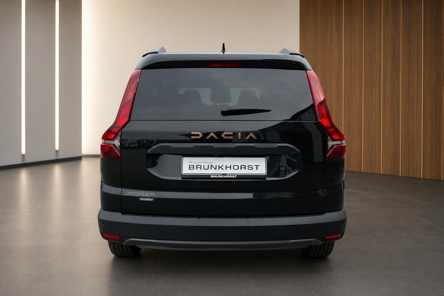 Dacia Jogger schwarz Heckansicht im Autohaus Brunkhorst Showroom