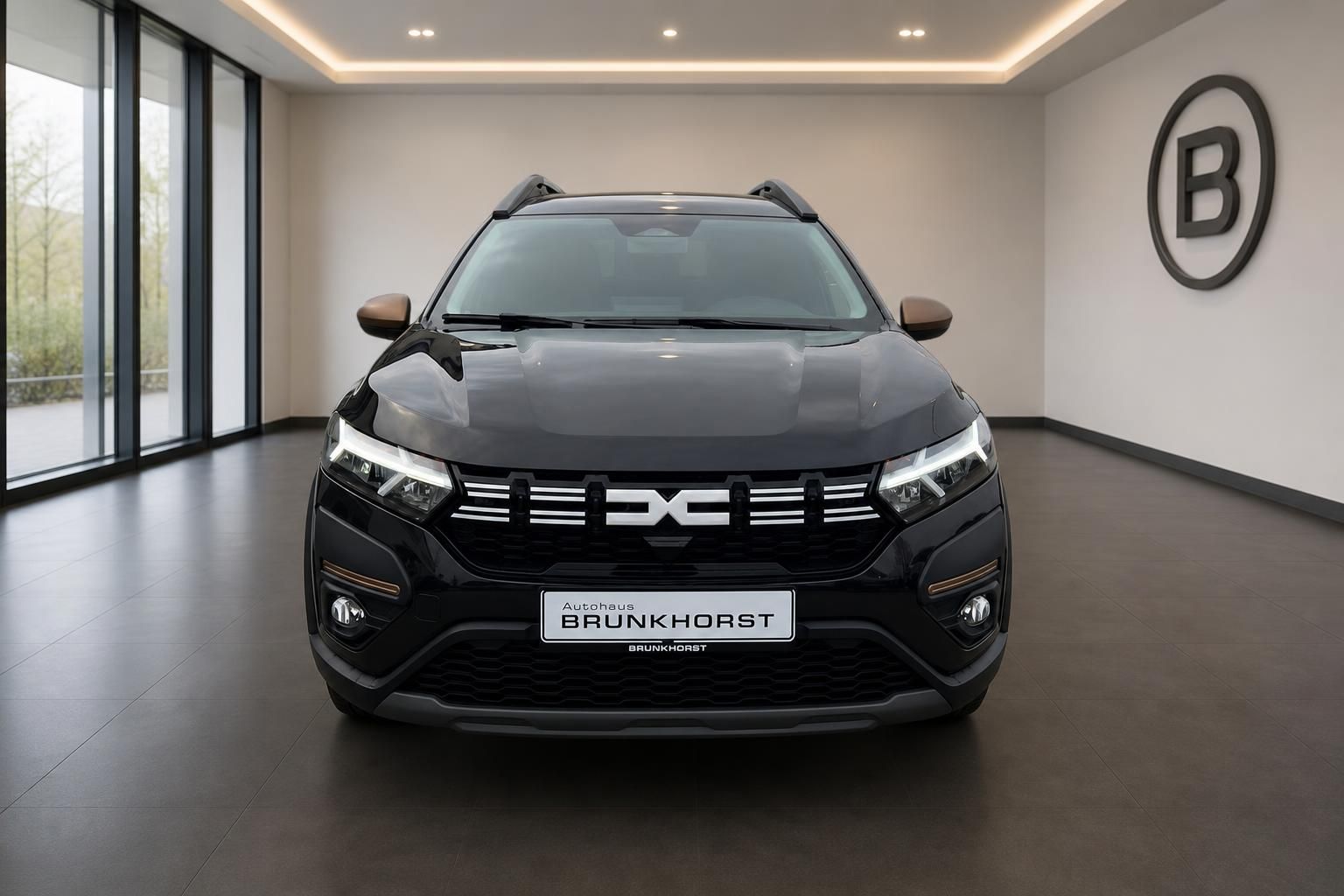 Dacia Jogger schwarz Frontansicht im Autohaus Brunkhorst Showroom