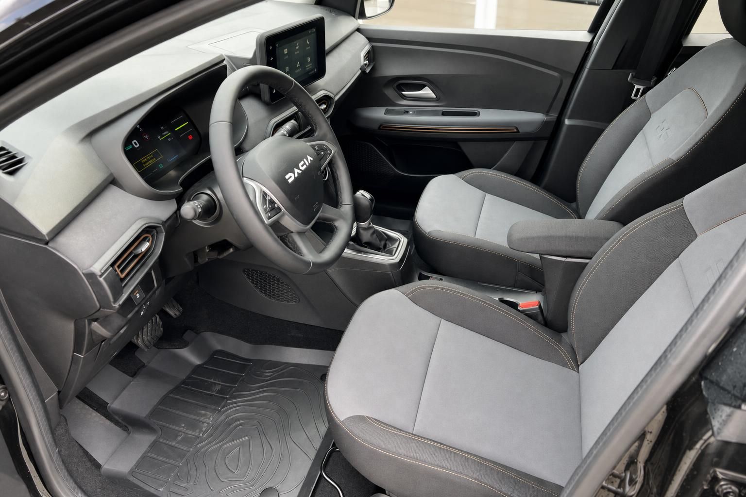 Dacia Jogger Innenraum Cockpit Lenkrad Sitze grau schwarz Ausstattung
