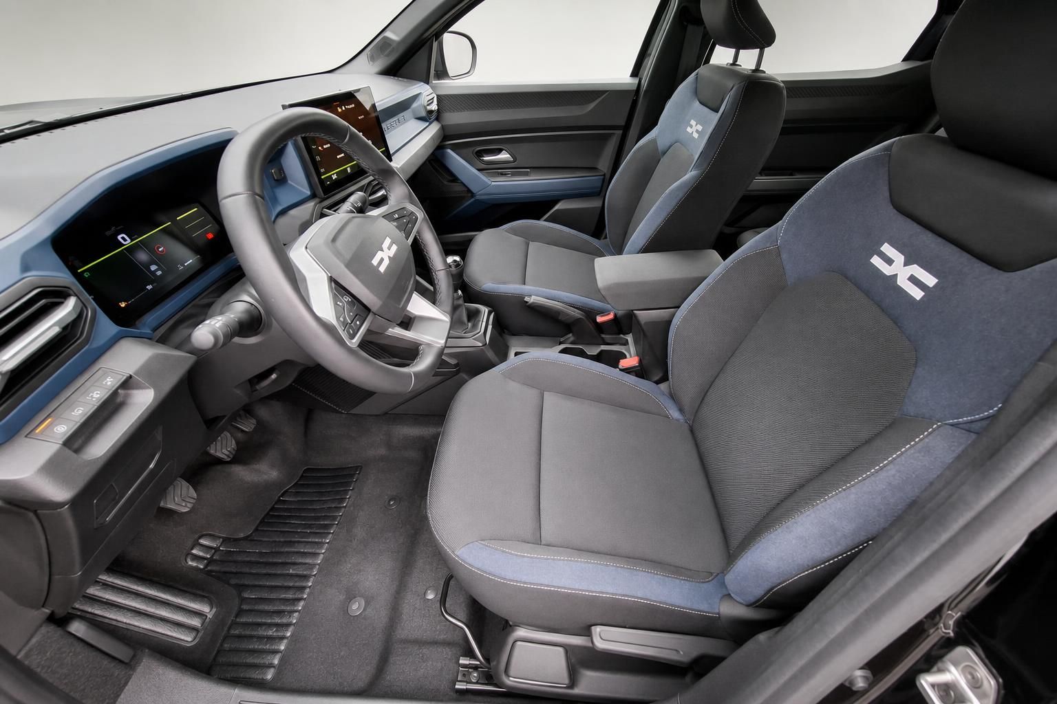 Dacia Duster Innenraum mit Sportsitzen und Cockpit im Detail