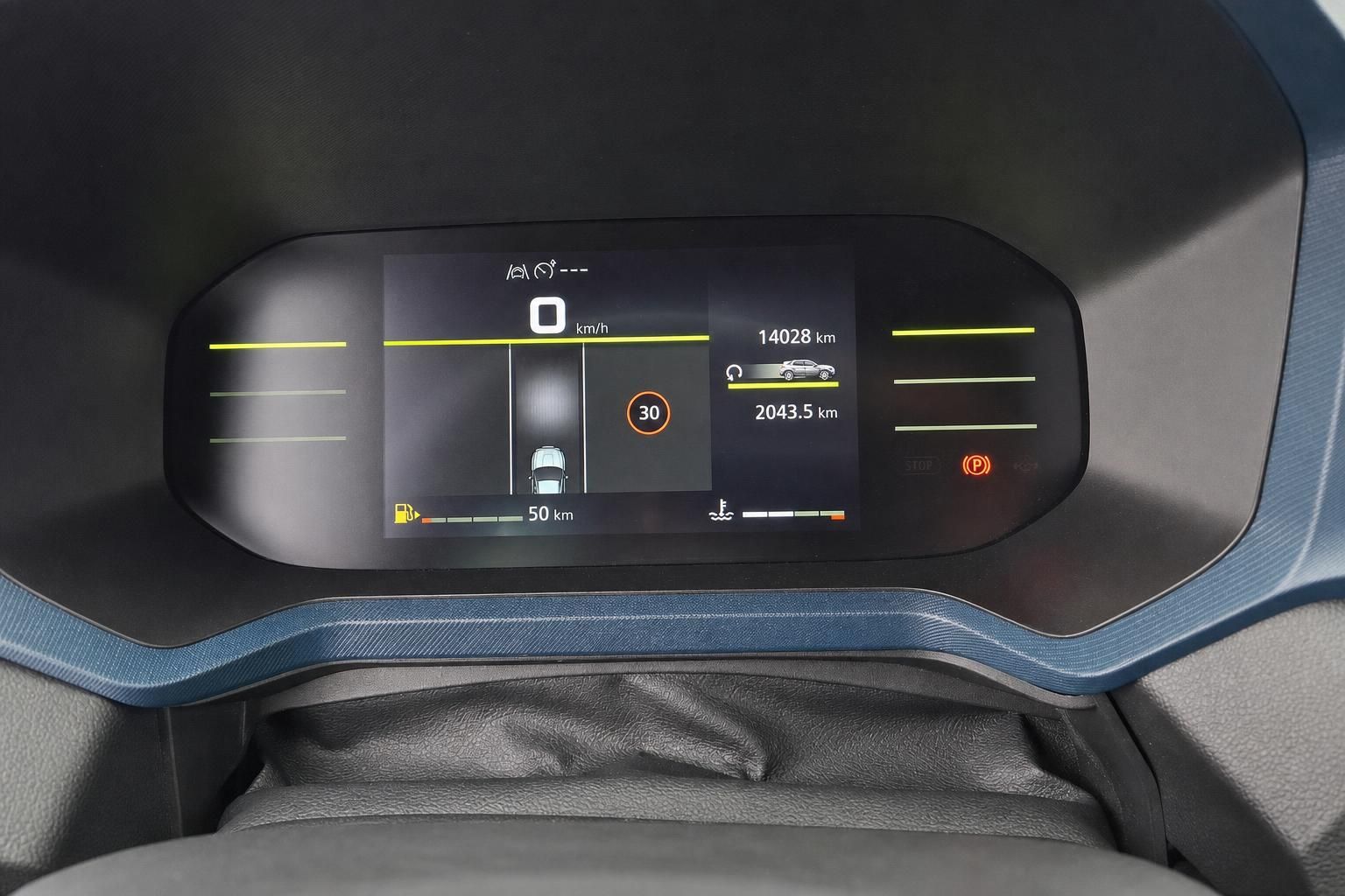 Digitales Kombiinstrument mit Tachoanzeige und Fahrassistenzsystem