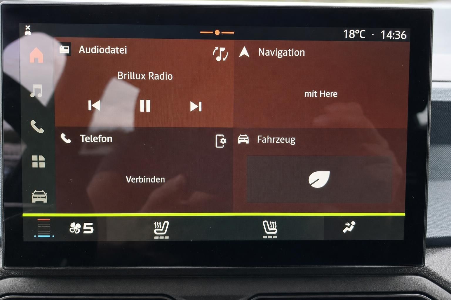 Infotainment-Bildschirm mit Navigation und Telefonfunktion im Fahrzeug