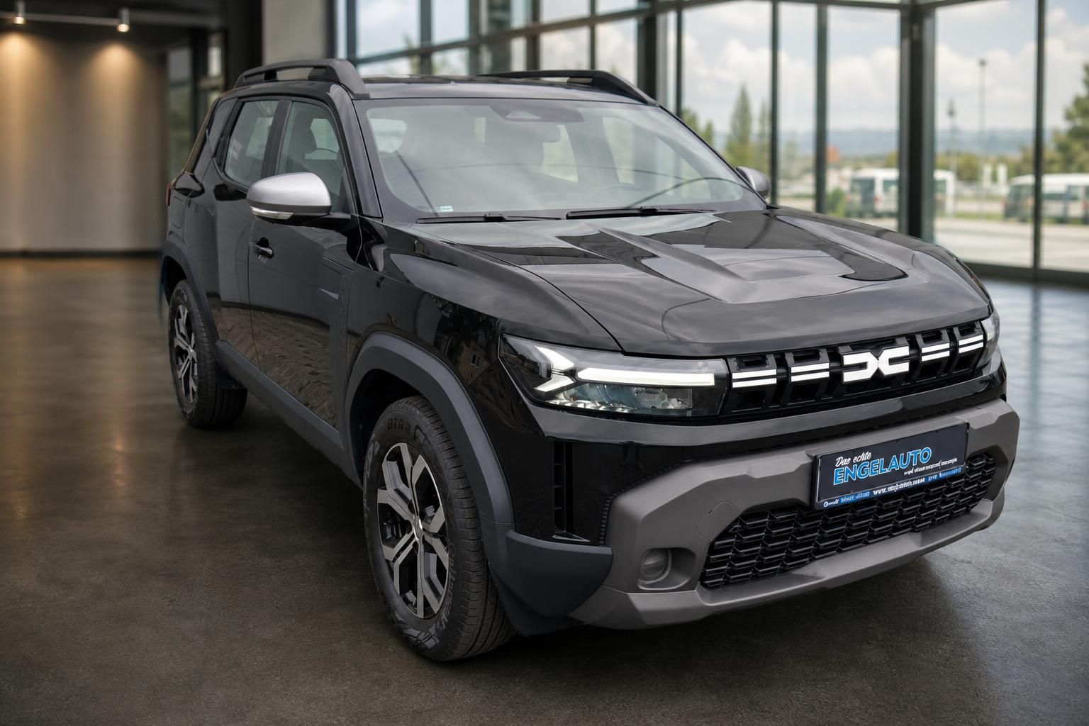 Dacia Duster schwarz Frontansicht im Autohaus