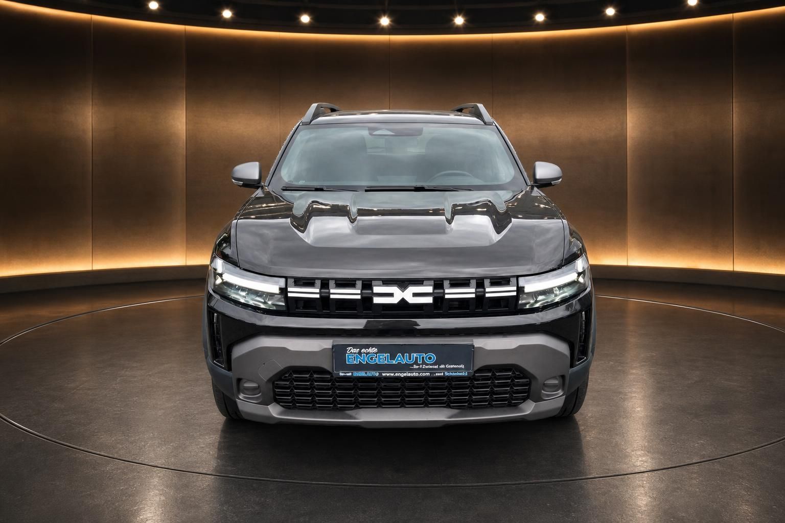 Dacia Duster schwarz Frontansicht auf Drehteller