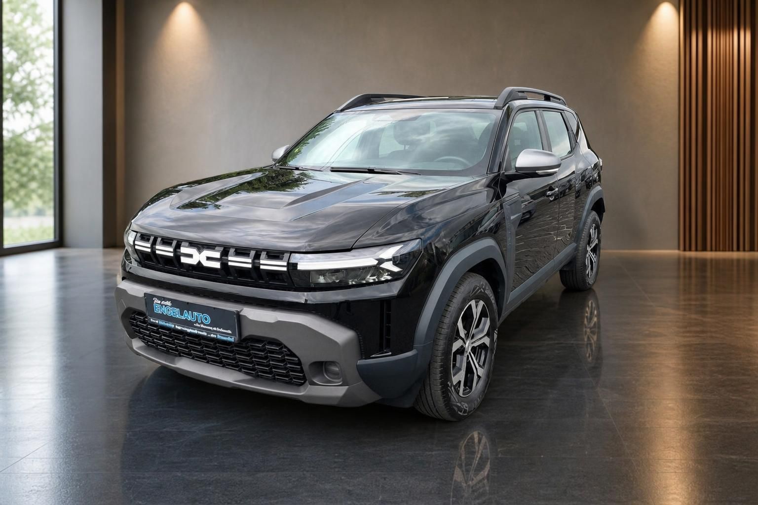 Dacia Duster schwarz Frontansicht im Autohaus Engelauto