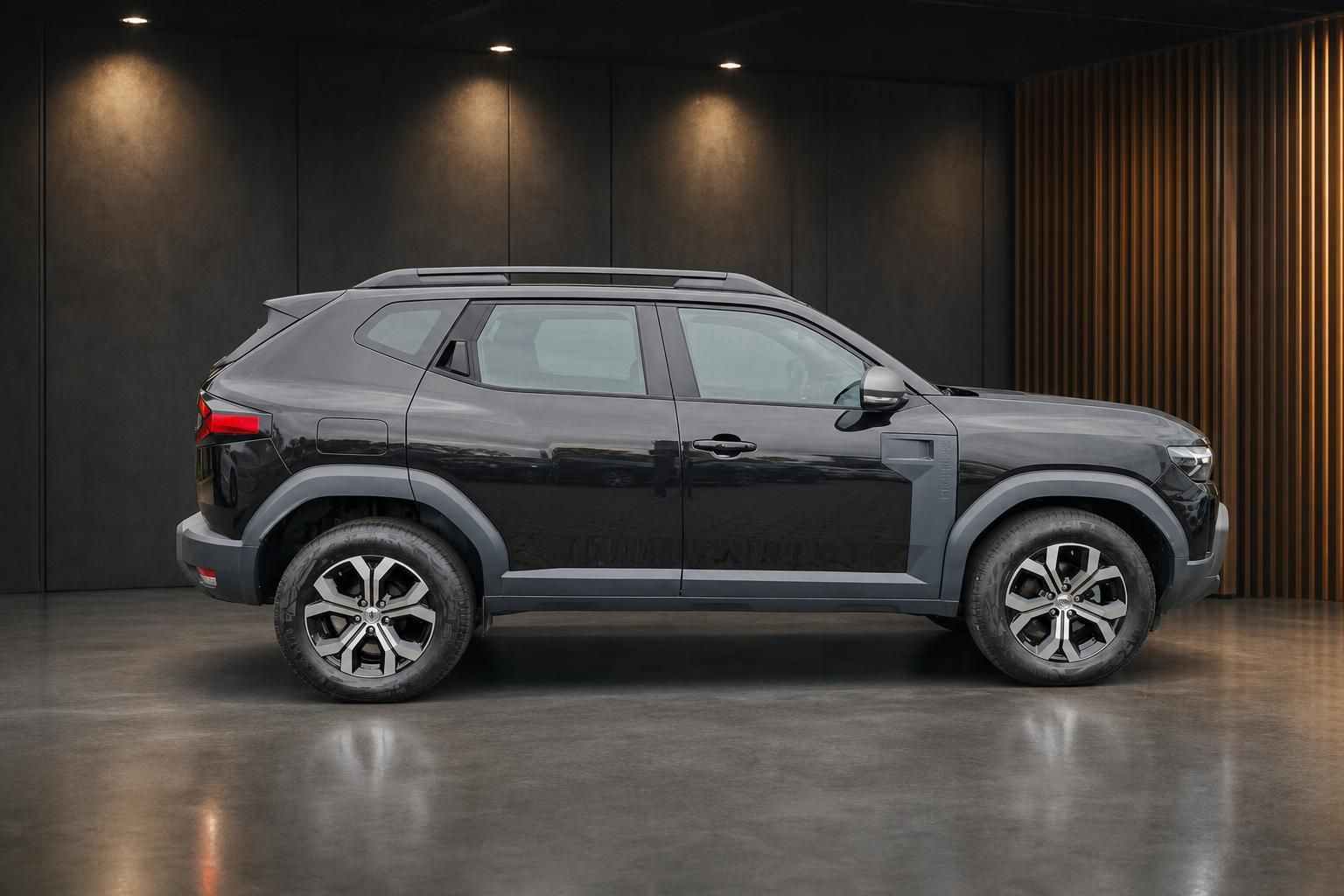 Dacia Duster schwarz Seitenansicht im Showroom
