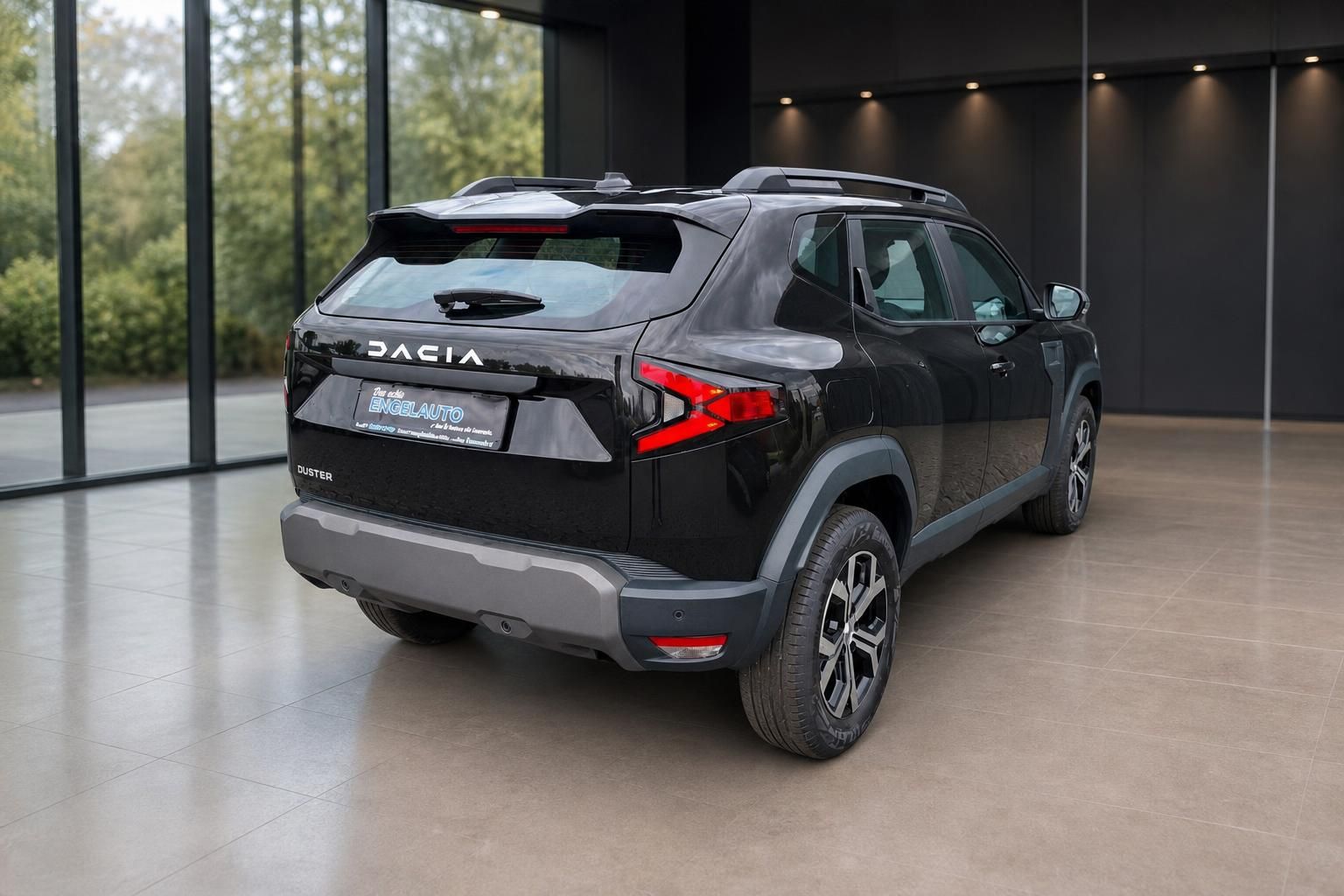 Dacia Duster schwarz Heckansicht im Showroom Engelauto