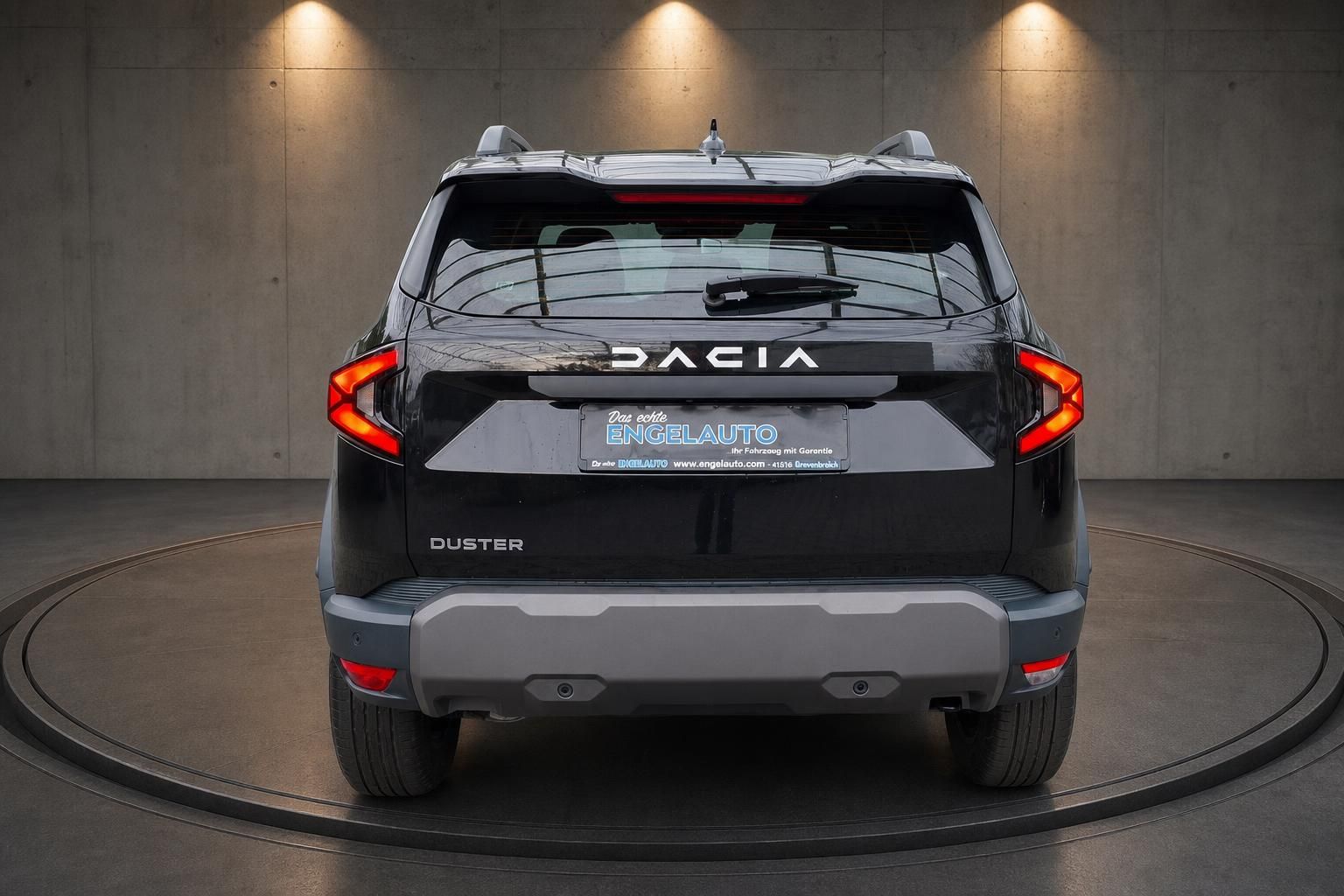 Dacia Duster schwarz Heckansicht mit LED-Rückleuchten im Studio