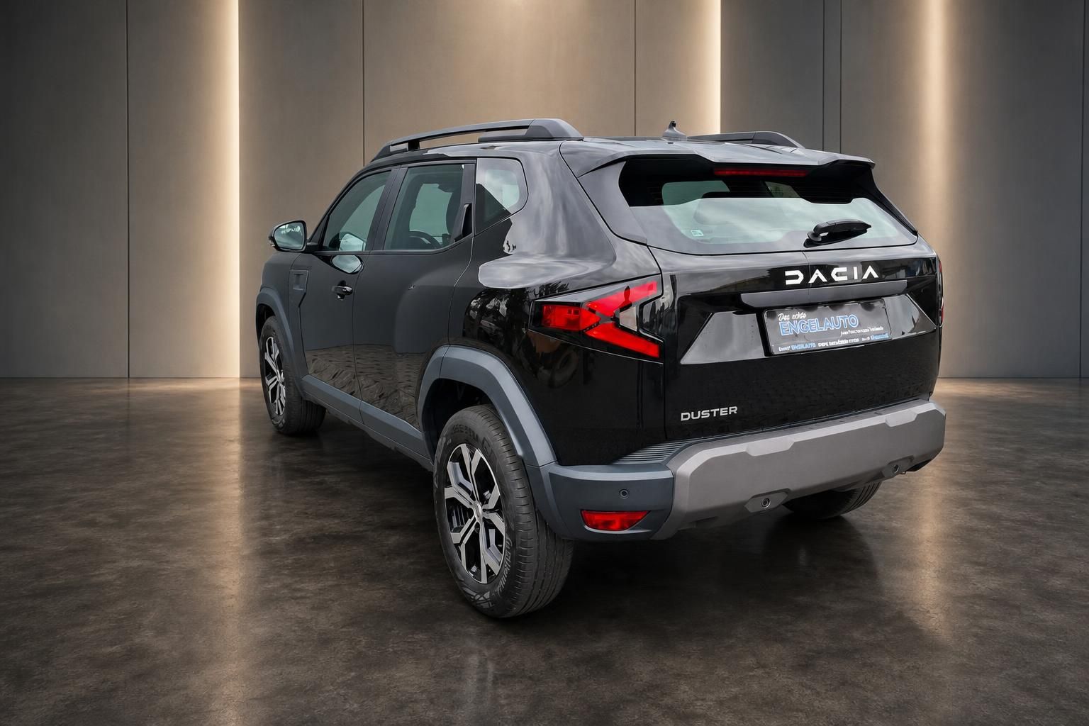 Dacia Duster schwarz Heck-Seitenansicht mit Dachreling im Studio