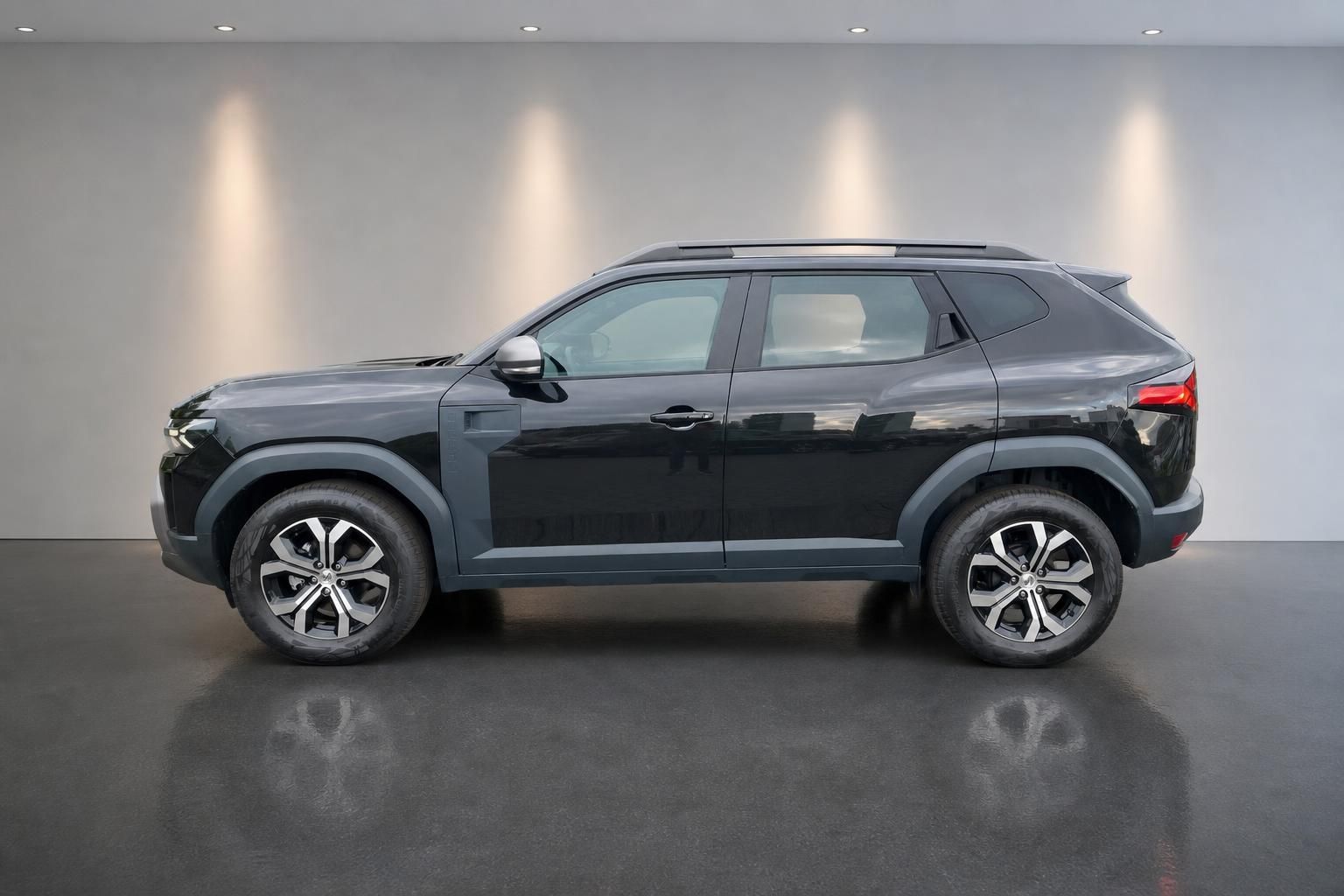 Dacia Duster schwarz Seitenansicht mit Alufelgen im Fotostudio