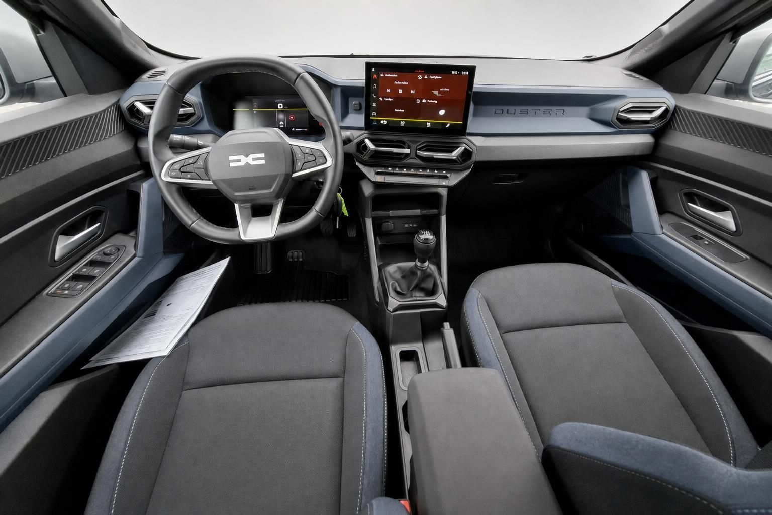 Dacia Duster Cockpit mit Lenkrad und Touchscreen Innenansicht
