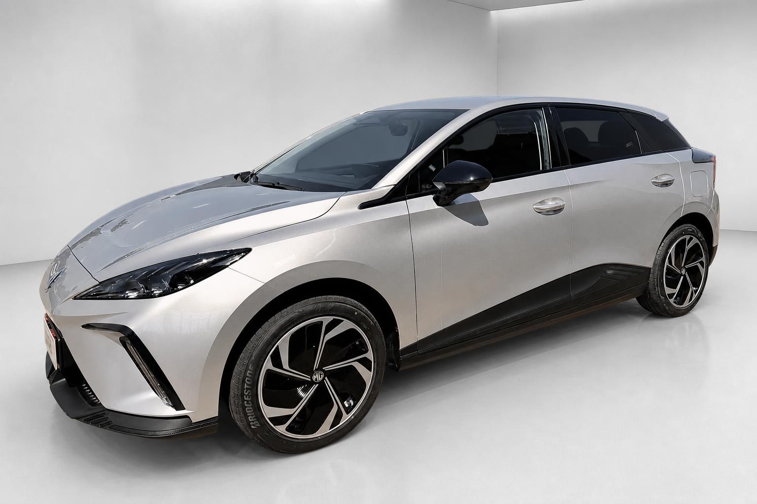 MG SUV in Silber, Seitenansicht im Studio