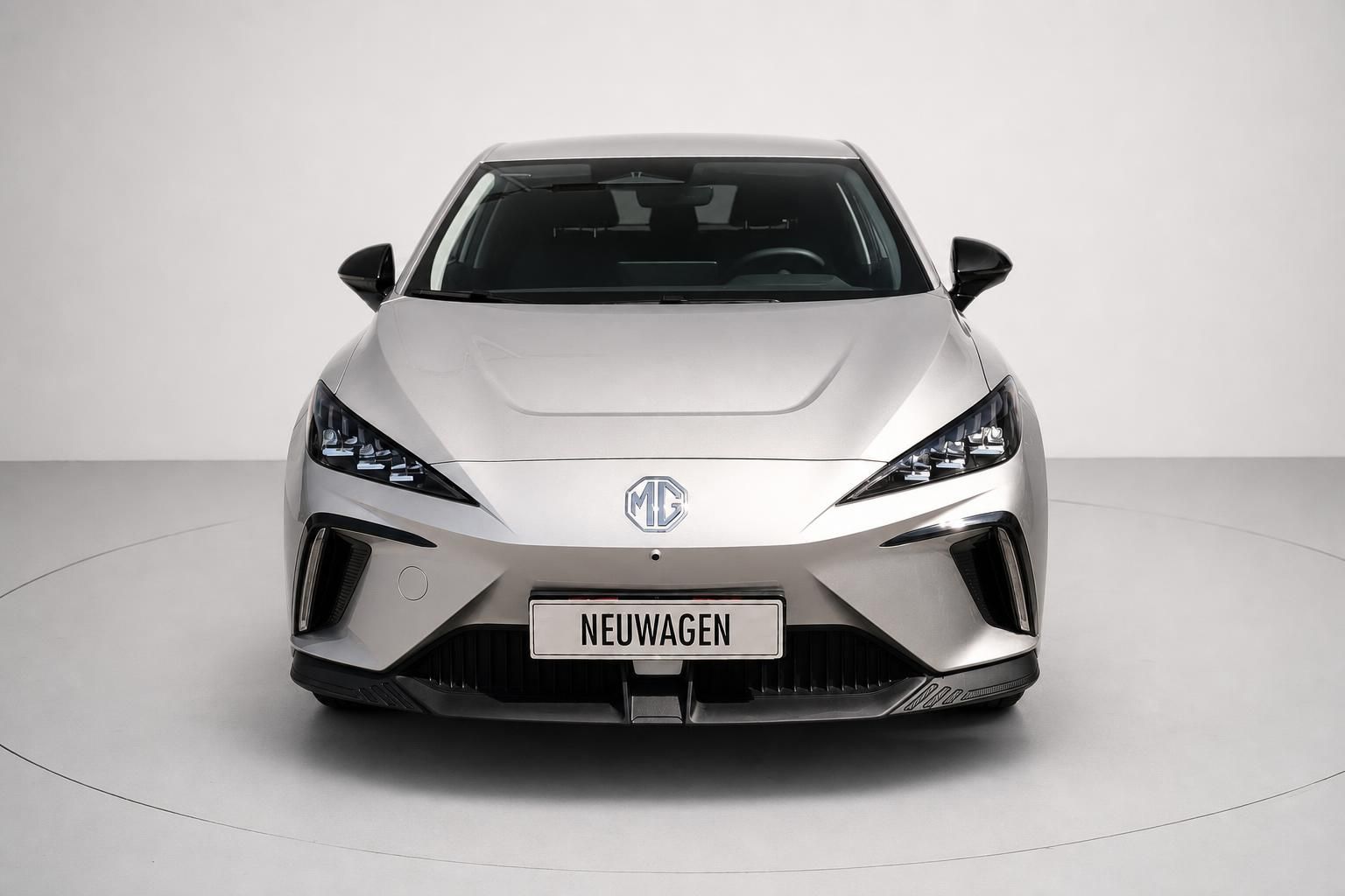 MG Neuwagen silber Frontansicht im Studio