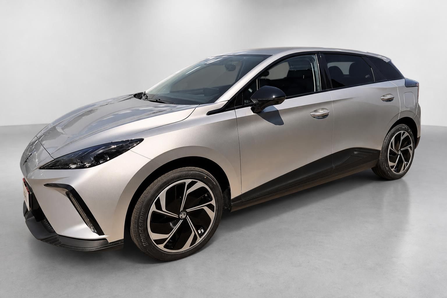 MG Neuwagen silber Seitenansicht schraeg vorne im Studio