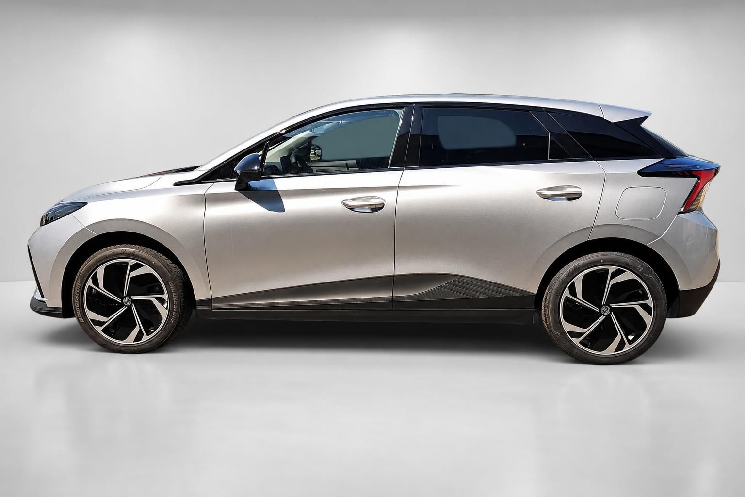 MG Neuwagen silber Seitenansicht im Profil