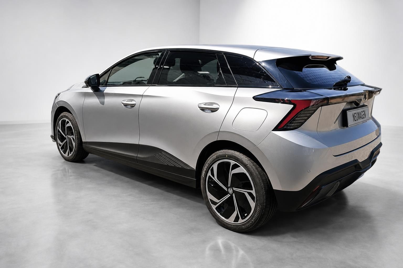MG Neuwagen silber Heckansicht schraeg von hinten