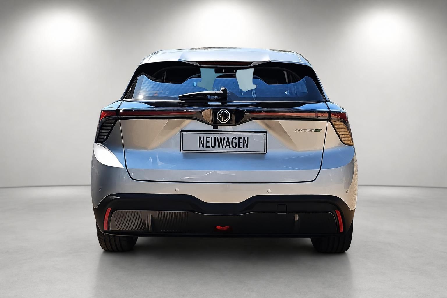 MG4 EV Heckansicht frontal in Silber, Elektroauto im Studio
