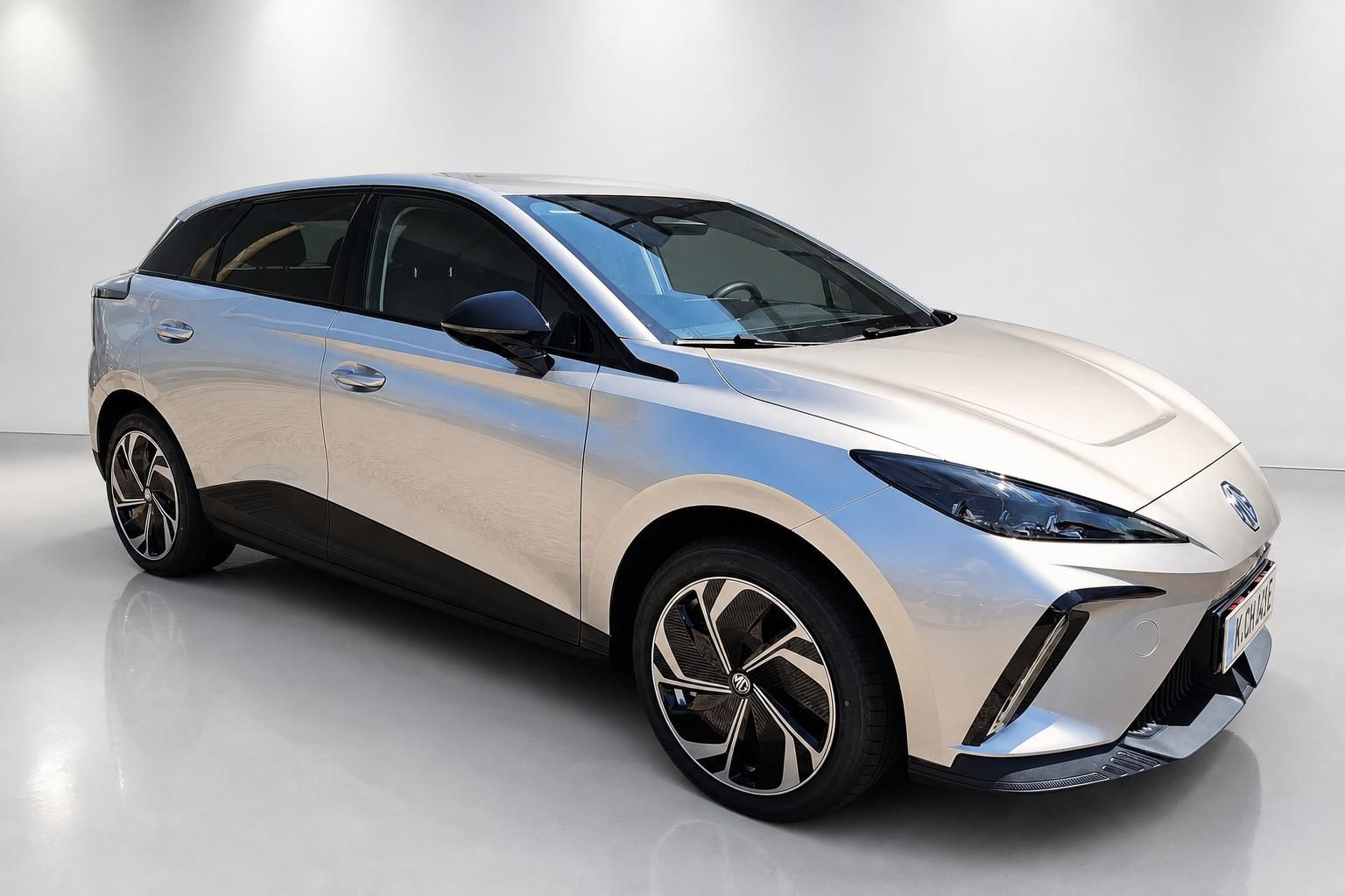MG4 EV Frontansicht seitlich in Silber, Neuwagen im Studio