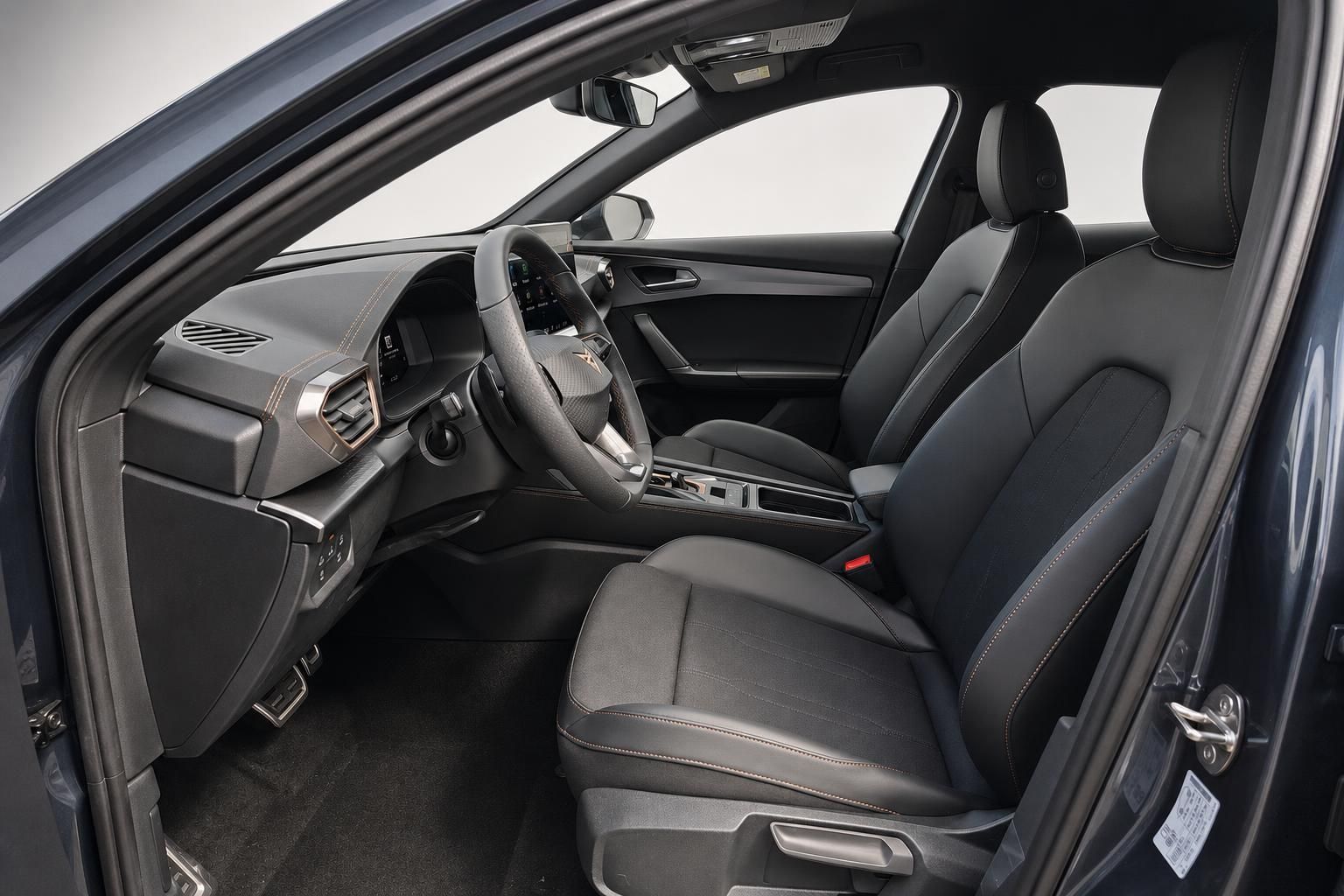 Cupra Fahrerraum mit Lenkrad, Sitzen und Cockpit Innenansicht
