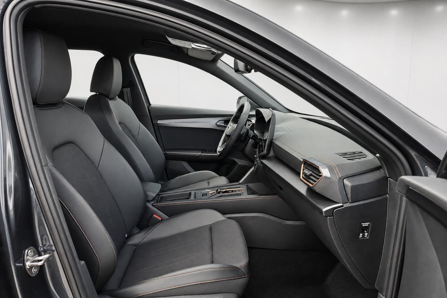 Cupra Innenraum mit schwarzen Ledersitzen und Cockpit Detailansicht