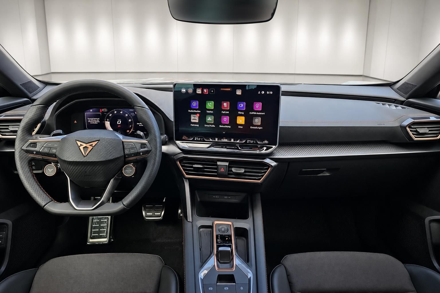 Cockpit mit Lenkrad und Infotainment-Display im Cupra Innenraum