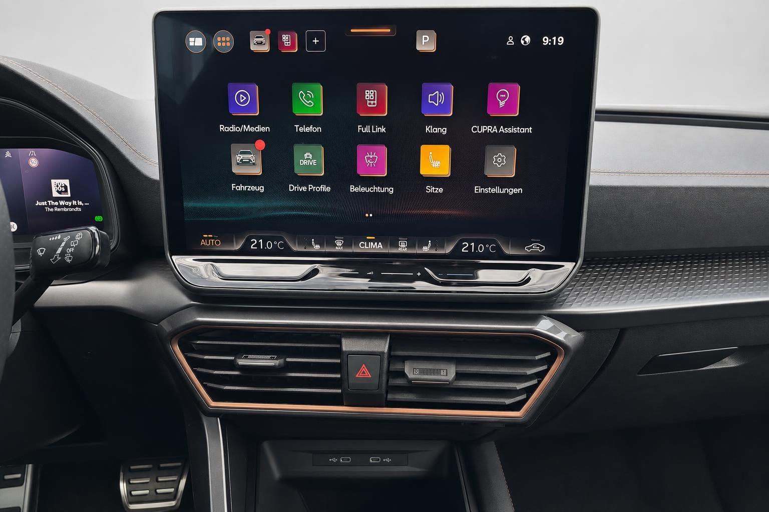 Touchscreen Infotainmentsystem mit Menue im Cupra Fahrzeugcockpit