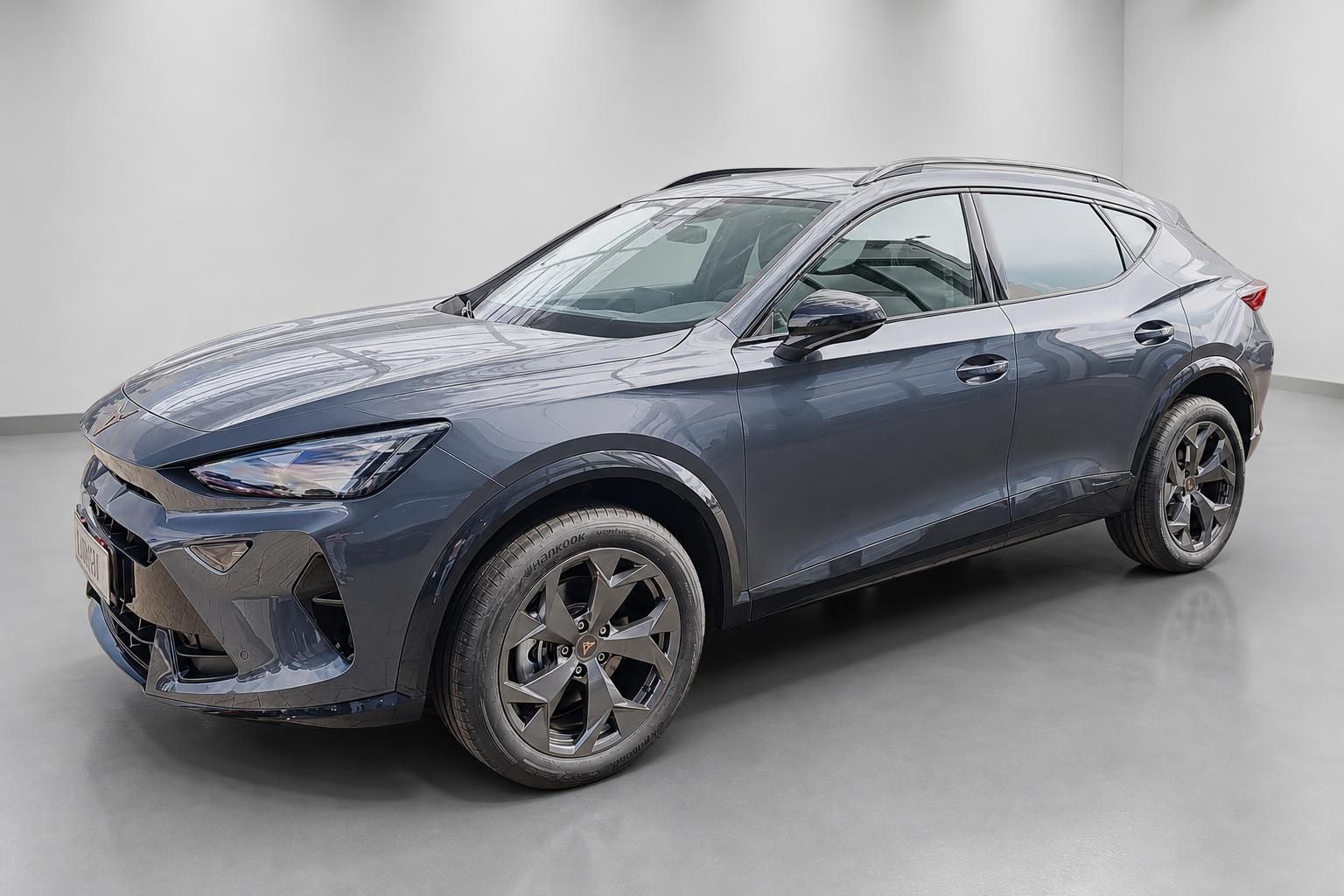 Cupra Formentor grau Frontansicht Seite Studio