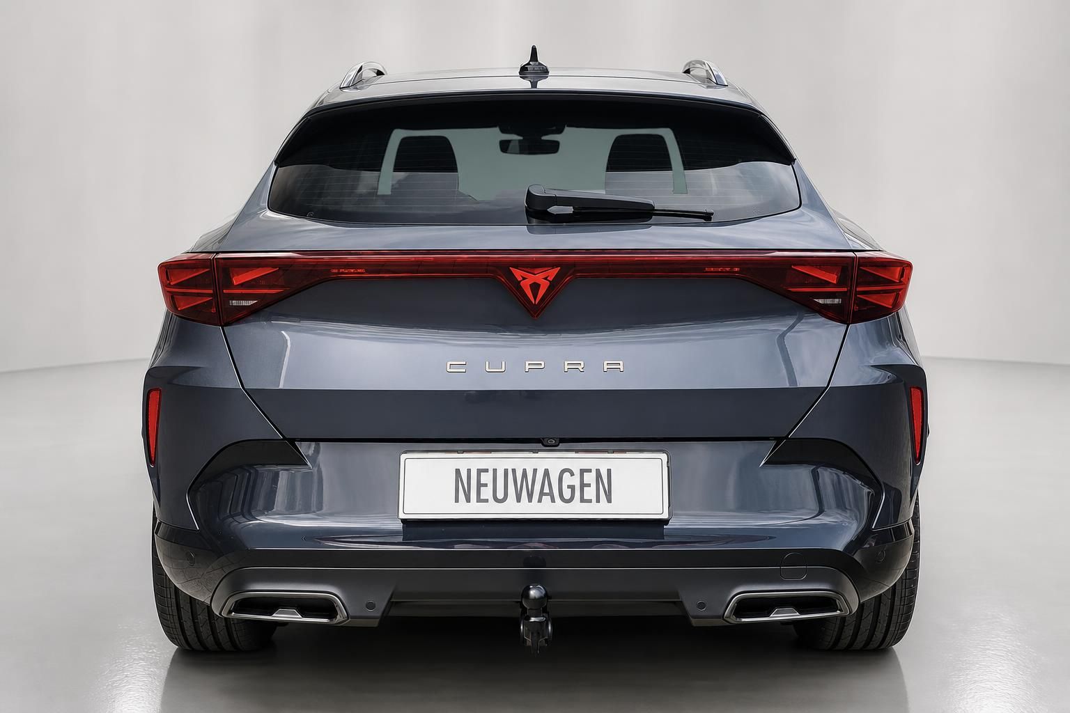 Cupra Formentor Neuwagen in Grau, Heckansicht mit Anhaengerkupplung
