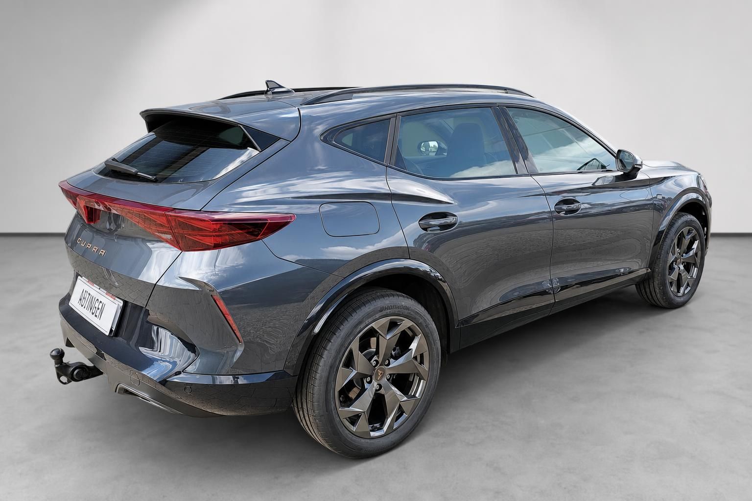 Cupra Formentor SUV in Grau, Heckansicht schraeg von hinten