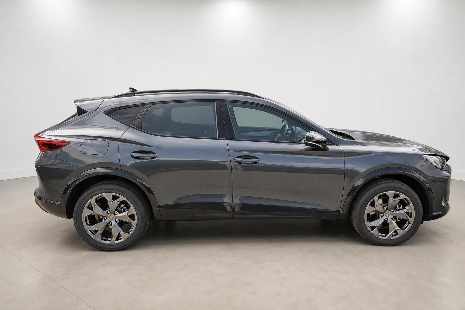 Cupra Formentor SUV in Grau, Seitenansicht im Studio