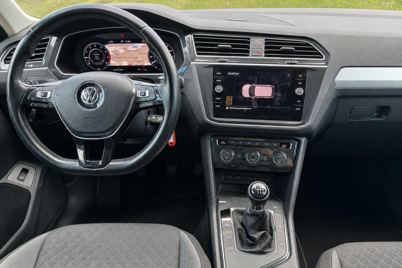 VW Cockpit mit Lenkrad, Navigationssystem und Schaltgetriebe im Innenraum